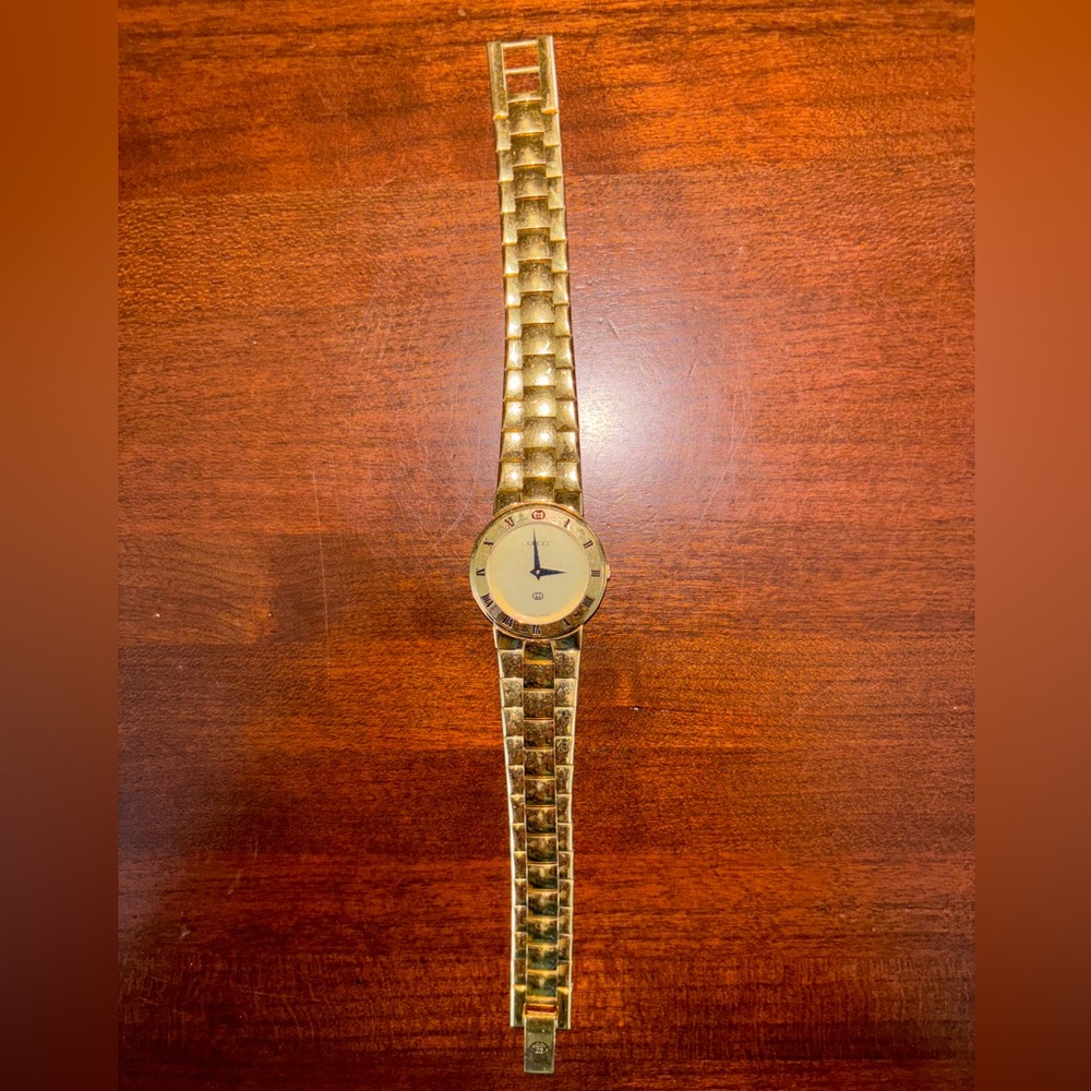 Gucci Watch Women’s Vintage. Gucci Stamp. Needs battery. As is.